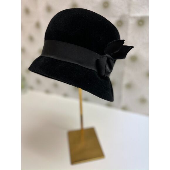 Vintage Amy New York black velvet bucket hat with black ribbon bow. - Picture 2 of 7